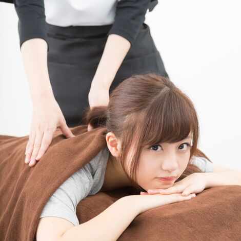 マッサージを受ける女性