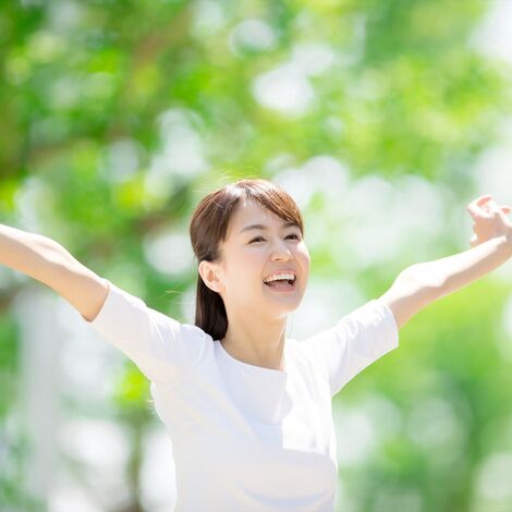 深呼吸する女性